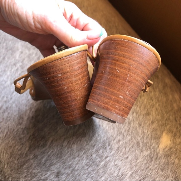 White mountain tan genuine leather strappy sandals carved wood heel 2.5” size 9 - Picture 5 of 8